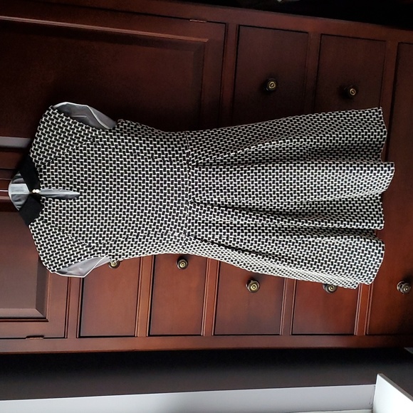 Ann Taylor - sleeveless dress. Size: 4. Black and white weave pattern. - Picture 2 of 5